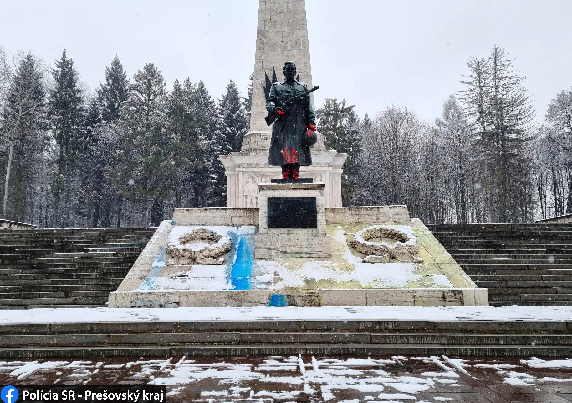 Снос памятника советскому солдату. Памятники в Словакии. Оскверненные памятники советским солдатам. Поляки оскверняют памятники в Польше. В Словакии осквернили памятник советским воинам.